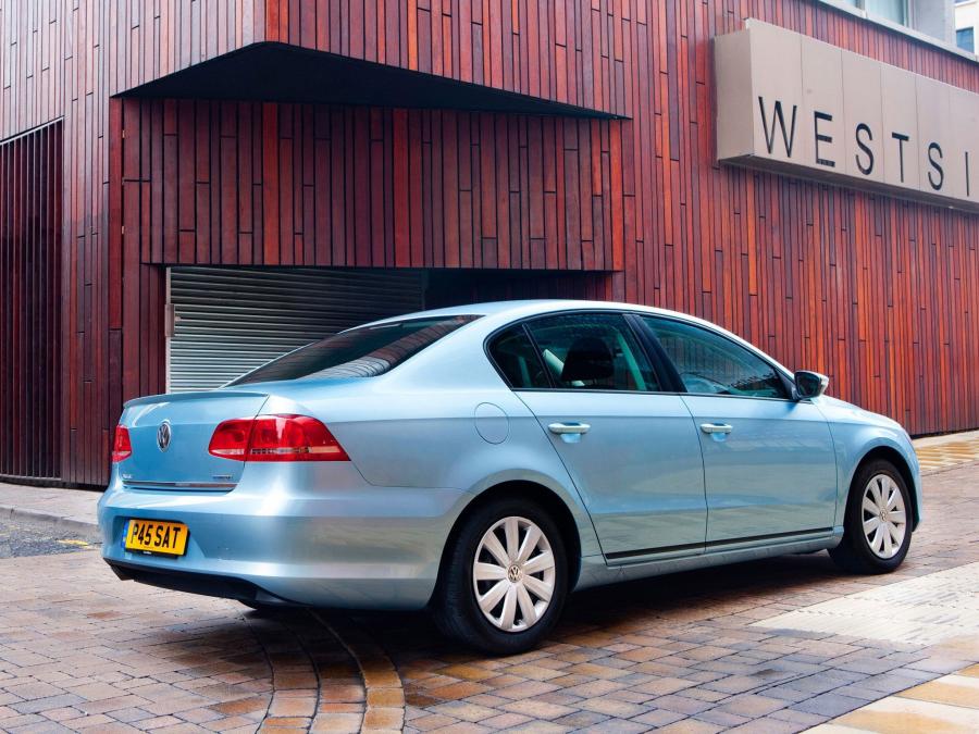  Volkswagen Passat BlueMotion 2010 года  (UK) (фото 7 из 15)